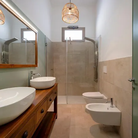 Villa Guesthost - Giulia With Pool & Parking