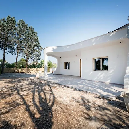 Guesthost - Giulia With Pool & Parking